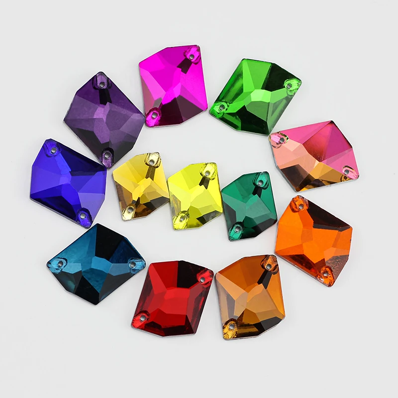 Изысканные стразы по индивидуальному заказу используются для шитья свадебных