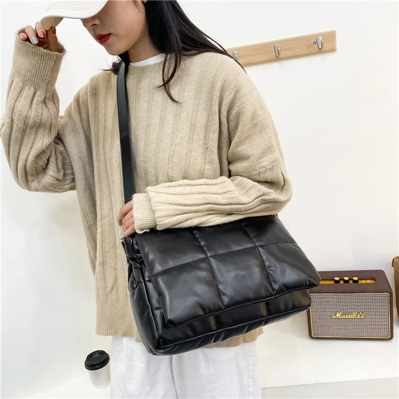 

2021 Winter Women's Shoulder Bag Checkered Designer Handbag Minimalist Women's Flip Messenger Bag