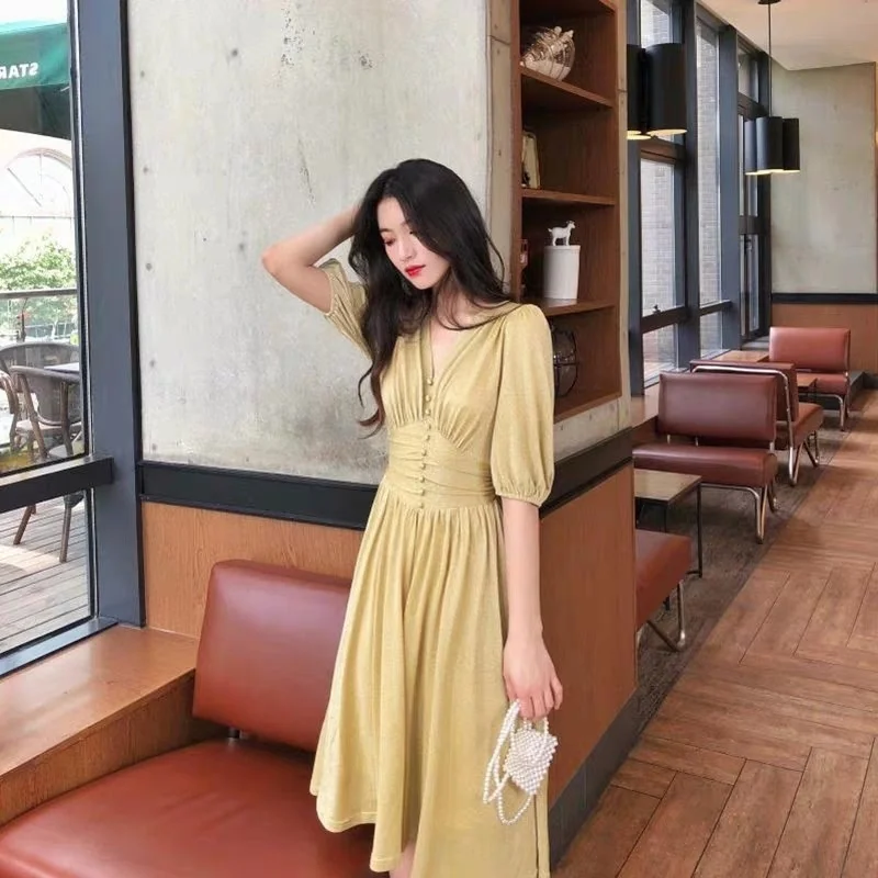 Слегка зрелое платье темпераментное приталенное стройнящее во французском