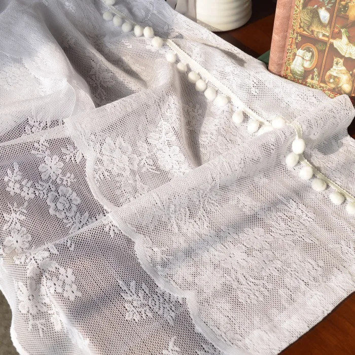 Оконная занавеска короткая идиллическая белая пряжа цветные шарики полуштора