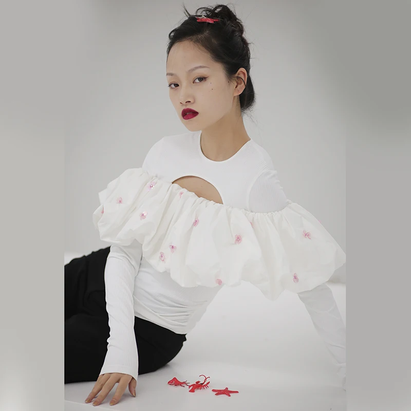 

[EAM] Women White Pleated Hollow Out Sequins Split T-shirt New Round Neck Long Sleeve Fashion Tide Spring Summer 2021 1S723