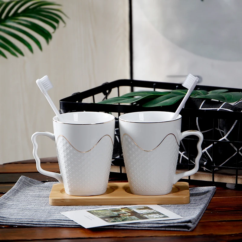 Рельефные керамические аксессуары для ванной комнаты с деревянным подносом