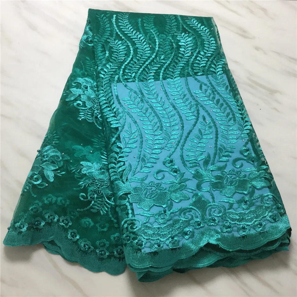 Кружевное платье с бисером и камнями в африканском стиле изумрудно зеленое на