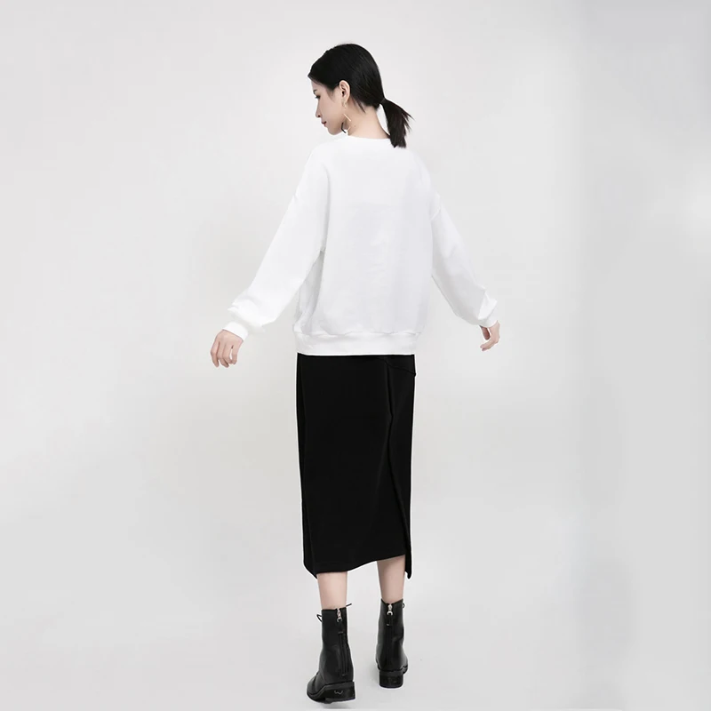 

[EAM] Loose Fit Black Contrast Color Sweatshirt New Round Neck Long Sleeve Women Big Size Fashion Spring Autumn 2021 1DD5174