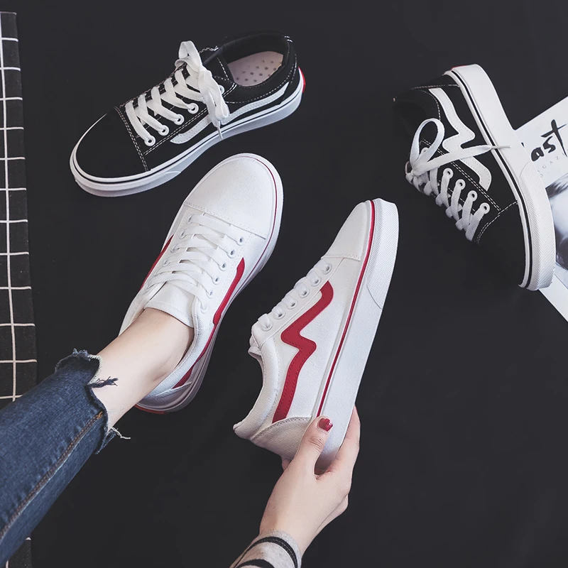 Женские кроссовки на плоской подошве из искусственной кожи платформе