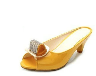 yellow rhinestone Женские шлепанцы с открытым носком, слайды на высоких каблуках, стразы с бантом, мягкие летние туфли из лакированной кожи, цвета: черный, белый, размера плюс - Цвет: yellow rhinestone