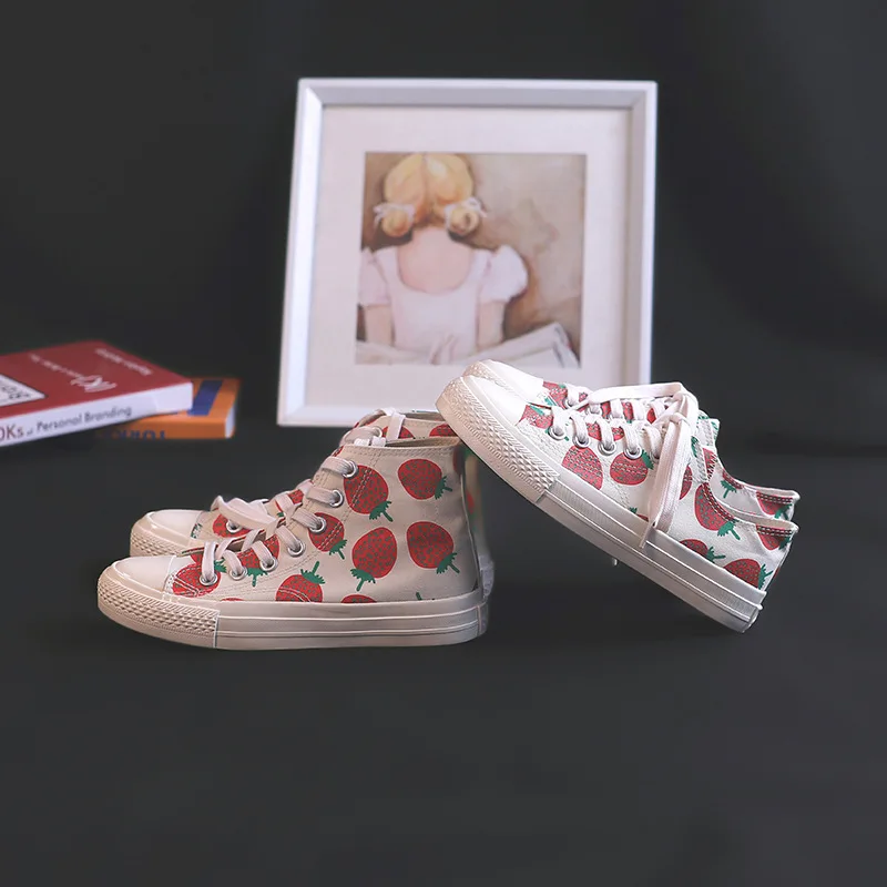 

Модная женская обувь, новинка весны 2020, холщовые туфли со шнуровкой в виде клубники, повседневные спортивные туфли в стиле ретро для студент...