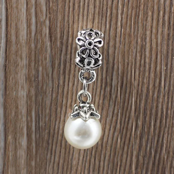 Вокруг белая подвеска с цветком и жемчужиной в форме шара оригинальные бусы