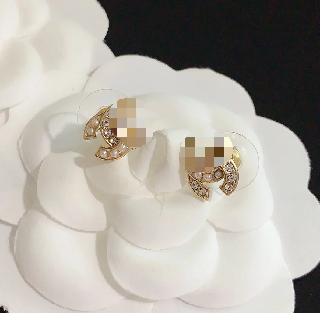 

The latest in 2021~CC family French classic temperament diamond-studded pearl earrings~