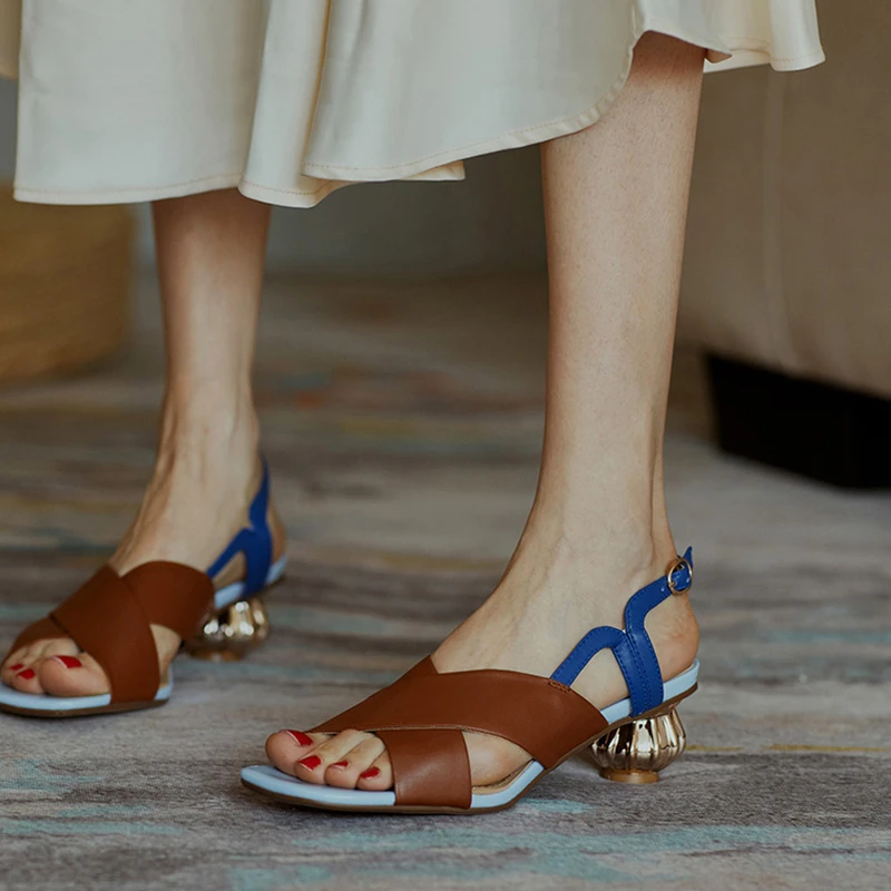 Женские босоножки с перекрестными ремешками Босоножки на каблуке сказочные