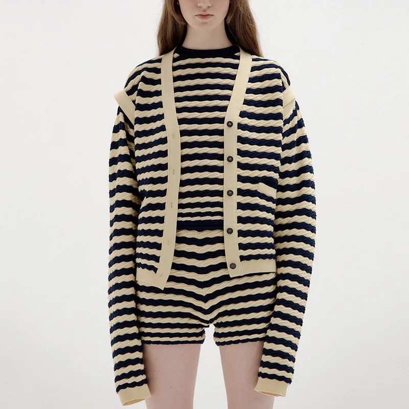 Женский кардиган с V-образным вырезом модельный абрикосового и черного цветов