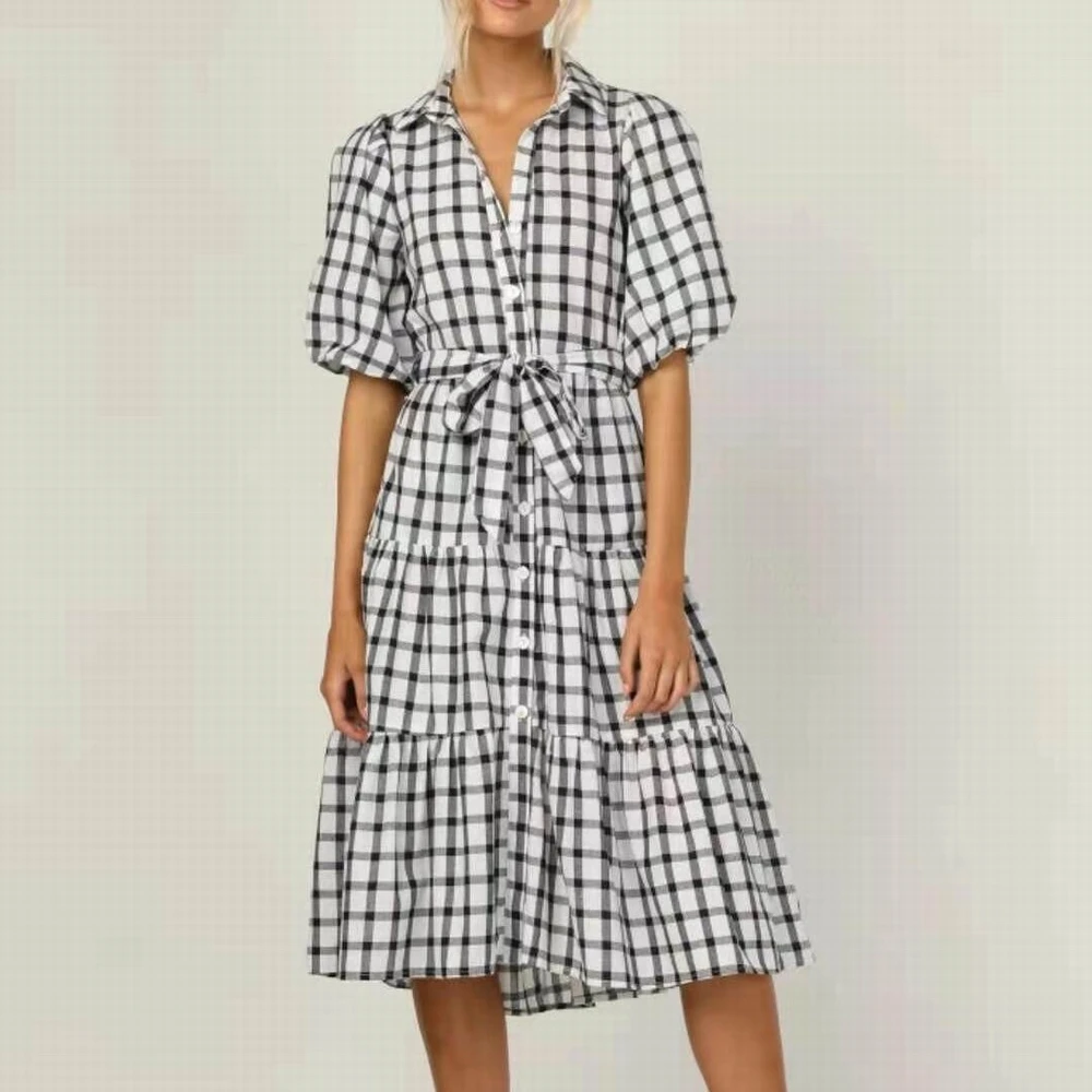Женское клетчатое платье с коротким рукавом и каскадными оборками лето