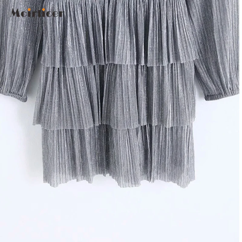 Женское вечернее платье с оборками серебристое круглым вырезом длинным рукавом