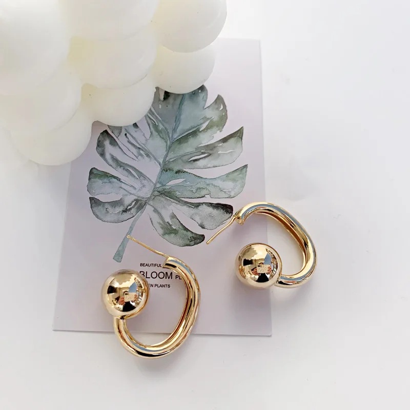 

Ball Earrings Female Temperament Personality Personality Metal Geometric Smooth C-shaped Earrings Fashion Girls Latest Earrings