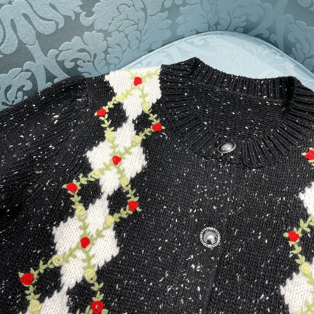 Женский кардиган с длинными рукавами ромбовидным воротником украшенный