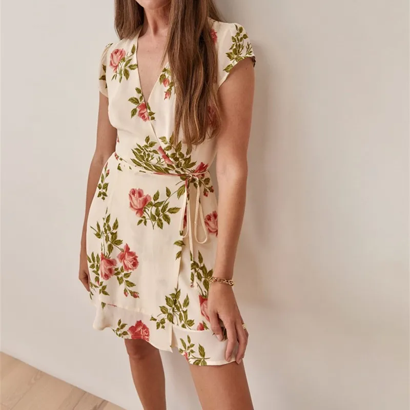 

Женское мини-платье с запахом, глубоким V-образным вырезом и цветочным принтом