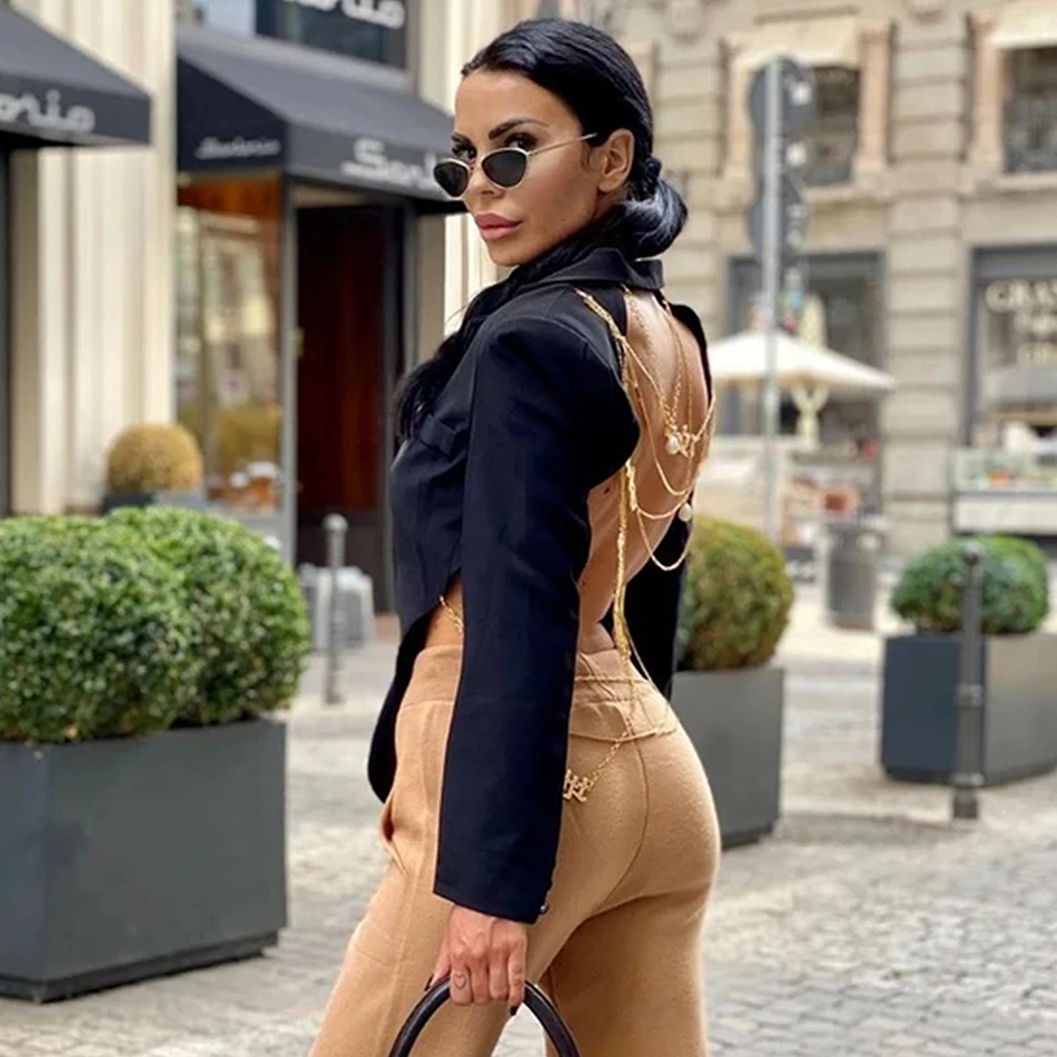 Женский блейзер с золотой цепочкой и открытой спиной пикантный облегающий