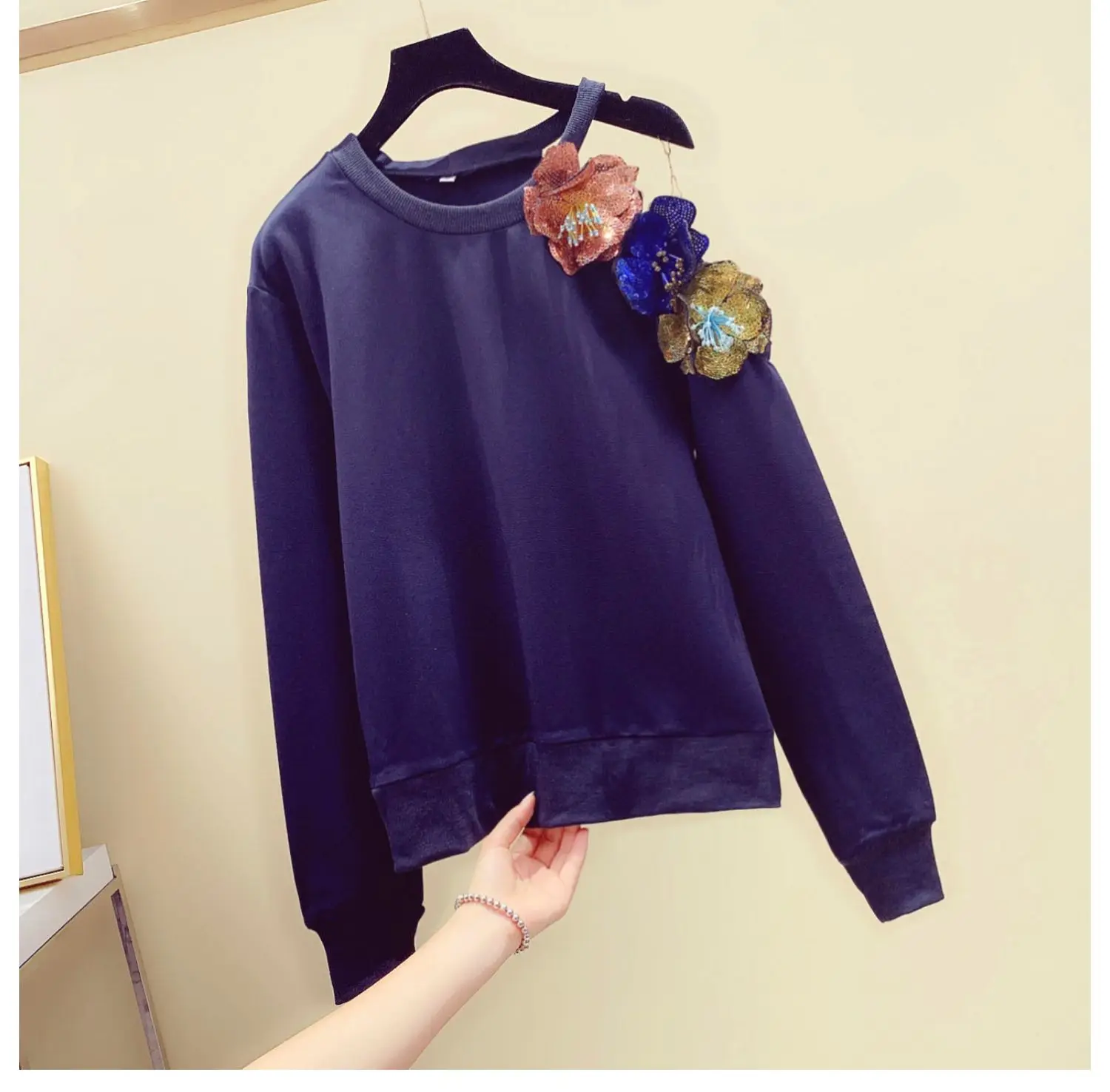 navy blue sweatshirt Neploe корейские женские толстовки Новые цветочные пуловеры с пайетками повседневные свободные толстовки Модные с открытыми плечами женские топы 90494 - Color: navy blue sweatshirt