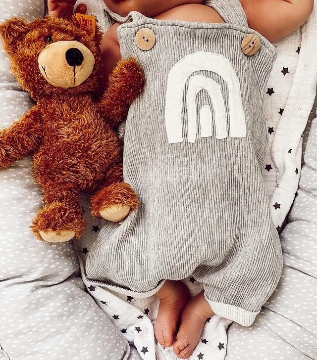 

Комбинезон детский вязаный, без рукавов, с радужным принтом