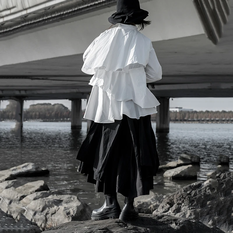 

[EAM] Women White Pocket Irregular Pleated Blouse New Lapel Long Sleeve Loose Fit Shirt Fashion Tide Spring Autumn 2021 1DD6199