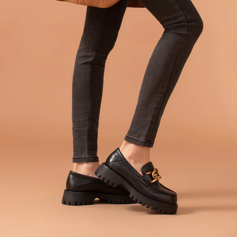 Мокасины женские из коровьей кожи на платформе с металлической цепочкой ручной