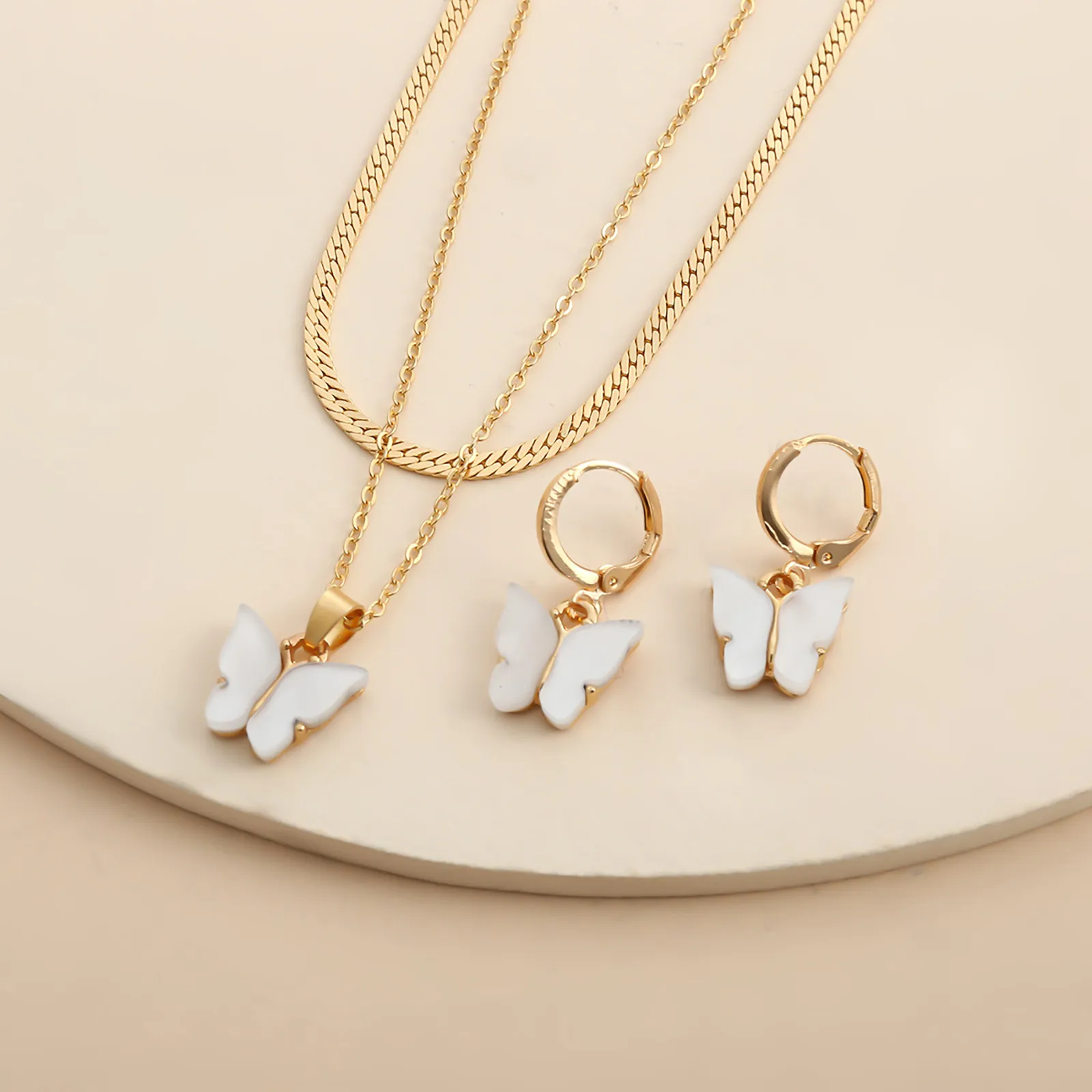 

Sweet And Lovely Butterfly Necklace For Female Gold Silver Shiny Srystal Chain necklace for women 2021