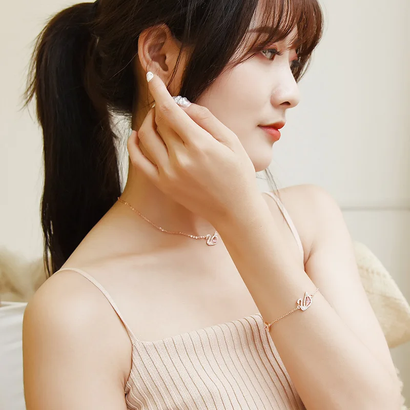 

2021Fashion OL Korean version ladies party anniversary gift titanium steel clavicle chain pink swan non-fading diamond necklace