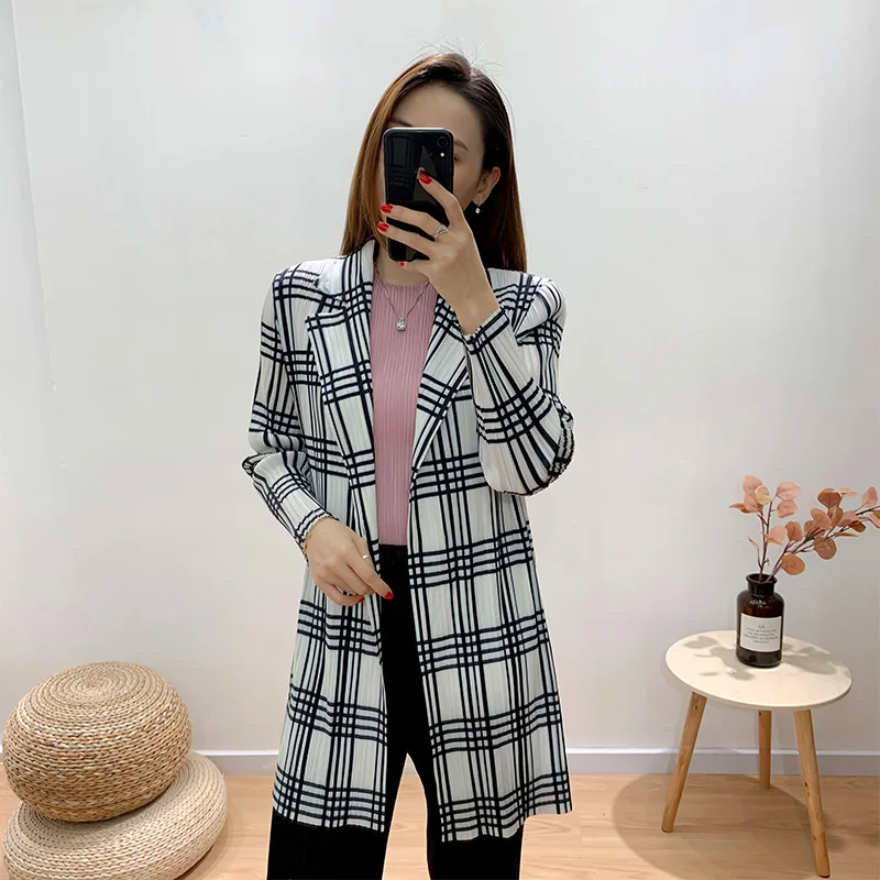 

Куртка размера плюс для женщин 45-75 кг осень 2020 Новинка Miyake плиссированная клетчатая Женская одежда с отложным воротником и длинными рукавам...