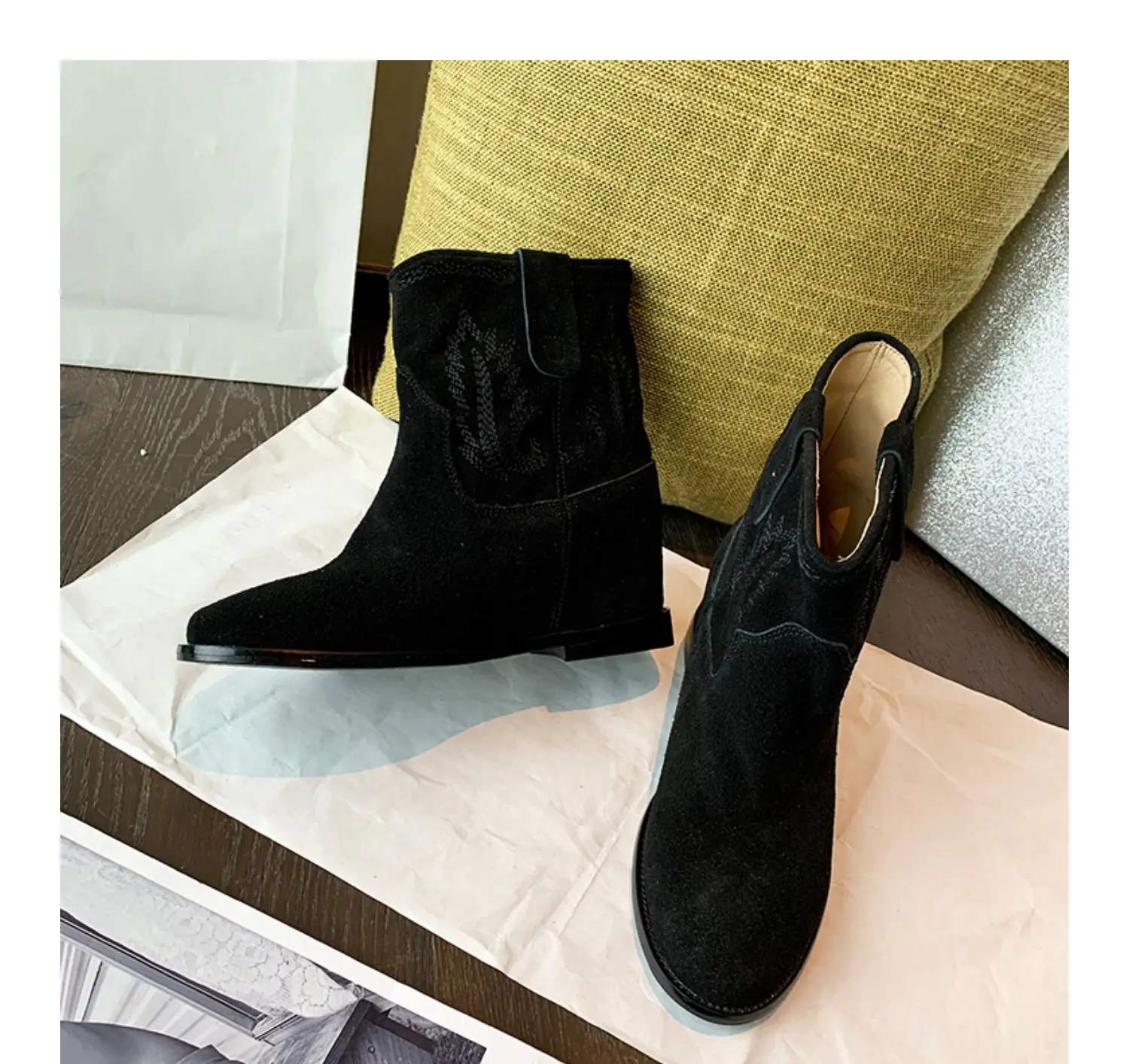 

Retro Embroider Genuine Leather Western Woman Boots Cow Suede Pointed Toe Low Heel Square Heel Slip-On Ankle Chelsea Boots