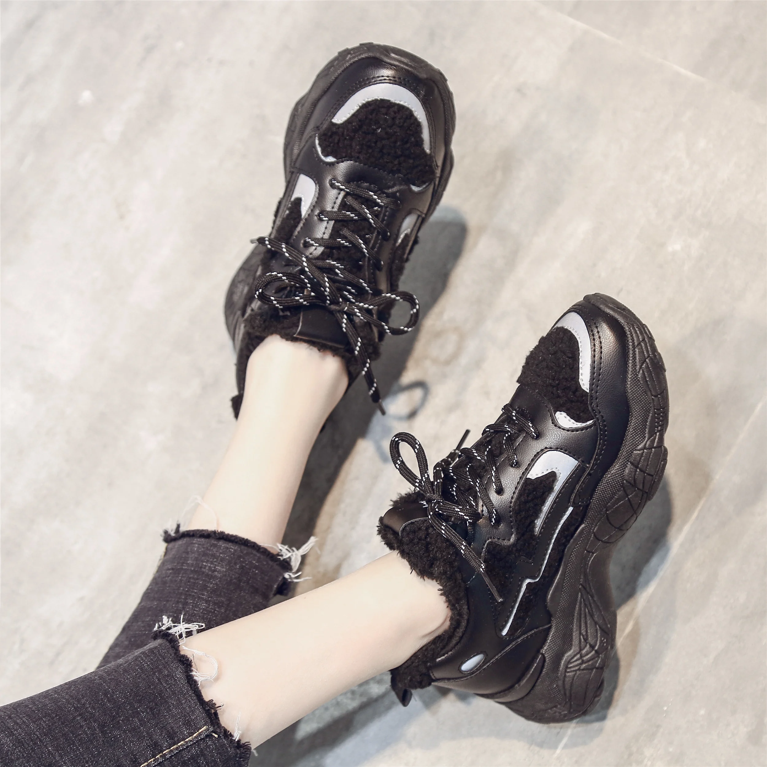 Женские кроссовки из хлопка и плюша черные зимние кашемировые туфли для бега