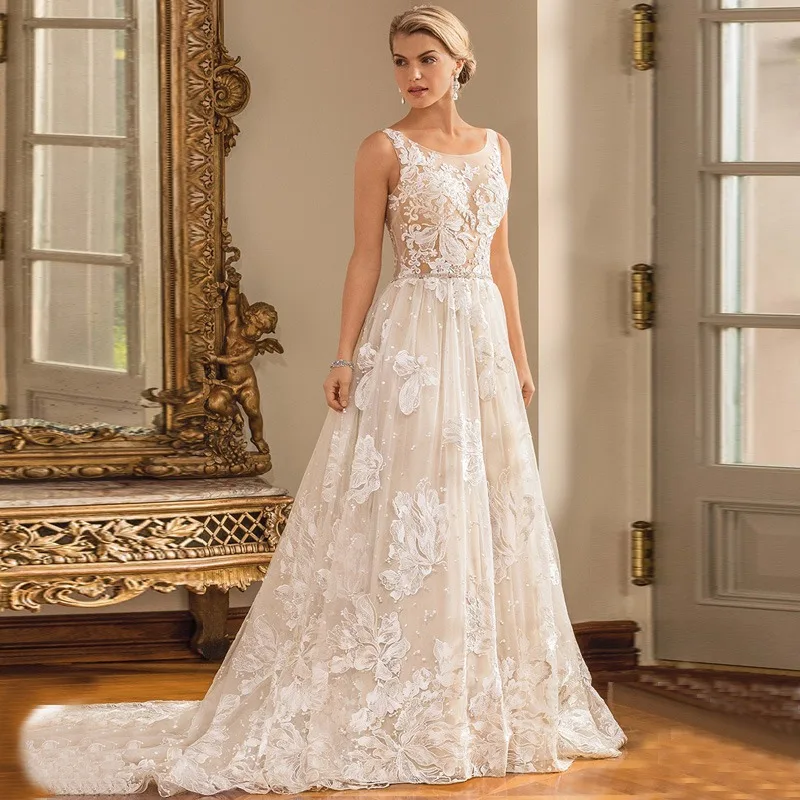 Элегантное свадебное платье трапециевидной формы с длинным шлейфом и кружевной