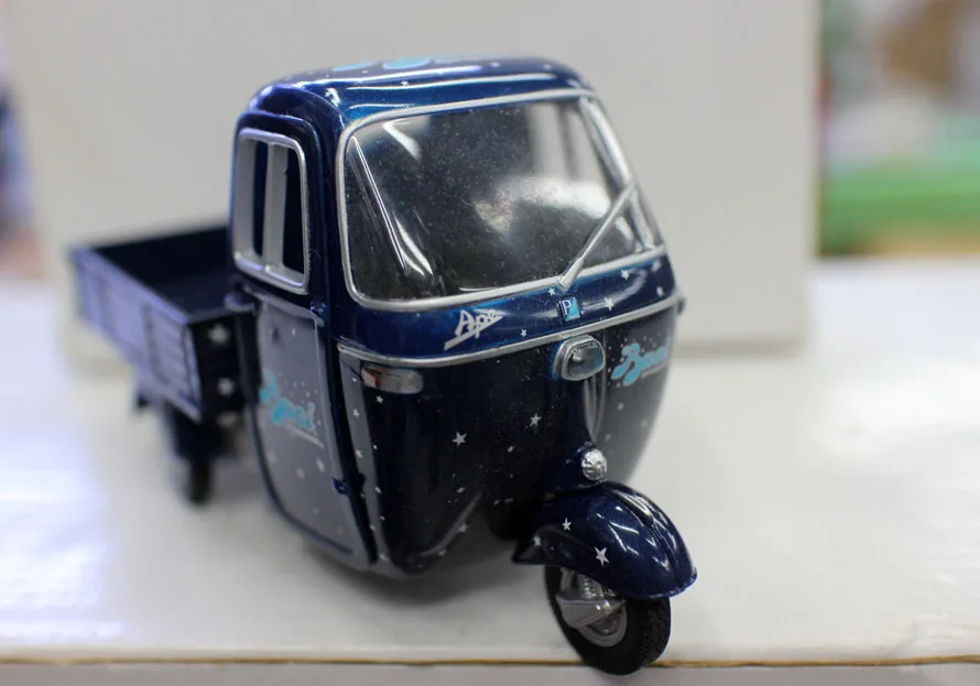 Модель куриного грузовика 1/43 года трехколесный модель ретро имитация