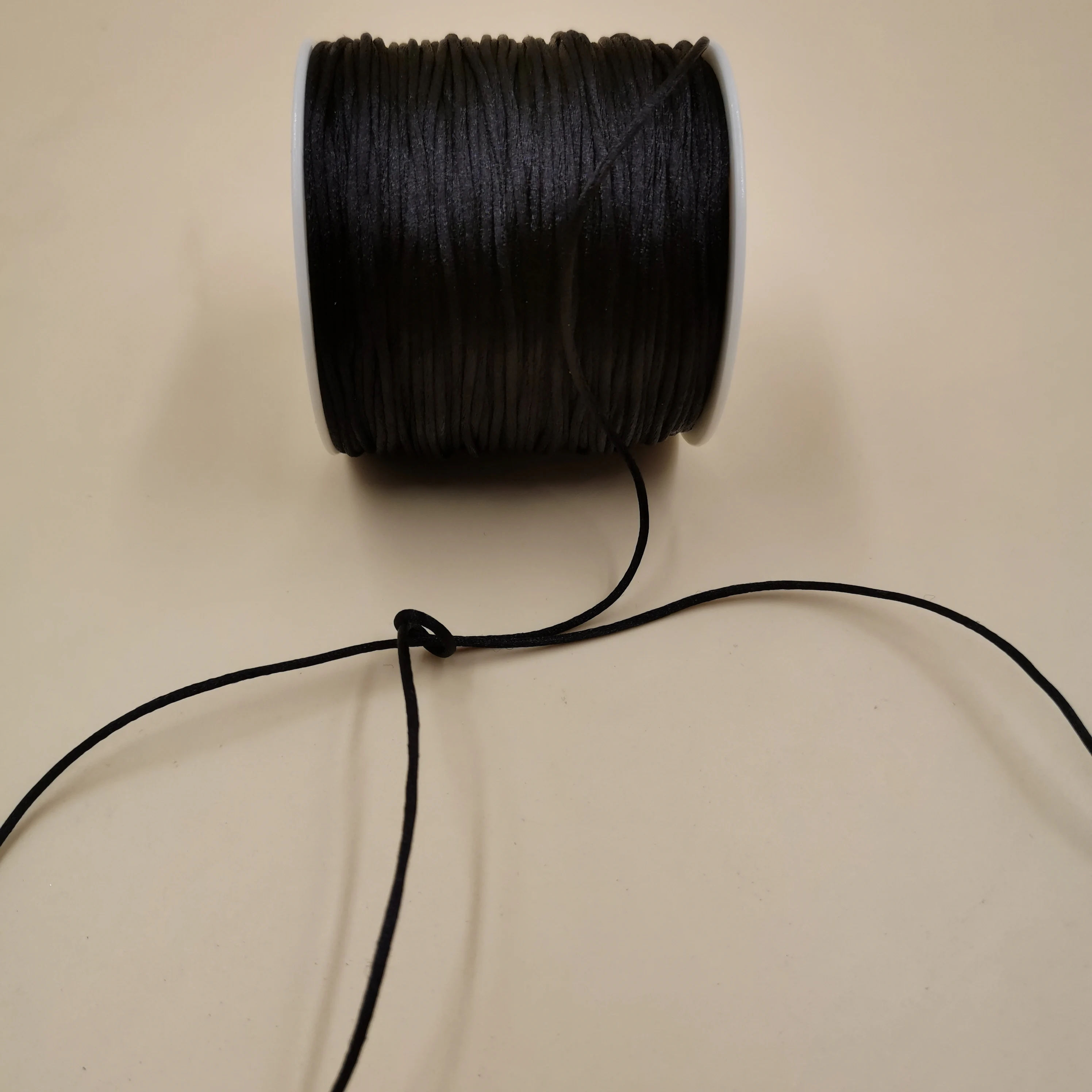 Шнур Раттэйл из сатина из полиэстера и нейлона диаметром 1 мм, китайский узел, 50 метровый рулон для изготовления браслетов и ювелирных изделий DIY.