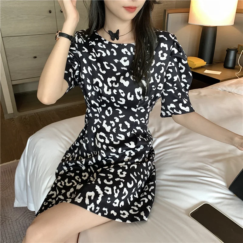 

Hong Kong style chic retro leopard print dress female 2021 summer new high-waisted thin short-sleeved tea break dress