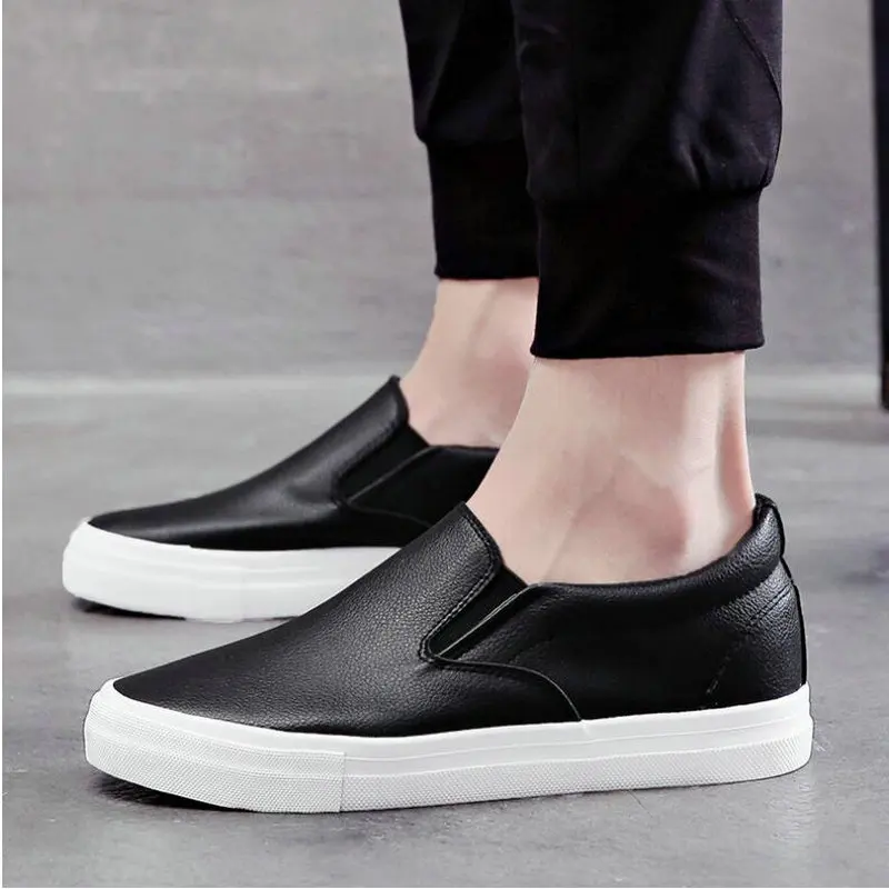 

High Quality Men Fashion Breathable Sneakers Men Leather Flat Shoes Casual Slip on Loafers Driving Shoes Black White Flats 2021