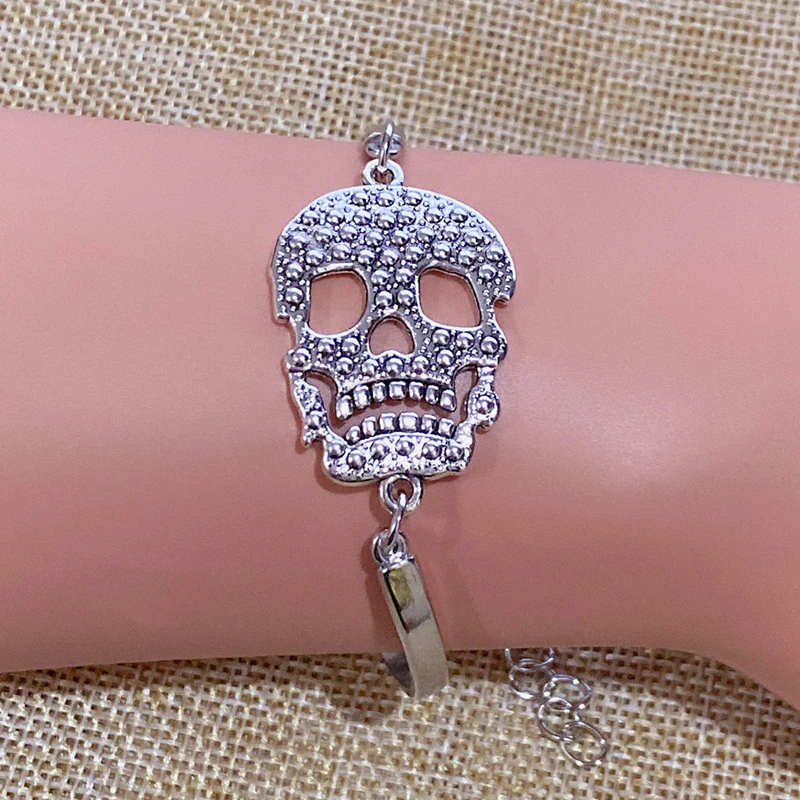 

Gorgeous Gothic Skull Skull Cuff Bracelet Bracelet Handmade Alloy Jewelry Halloween Gift Bracelet Women