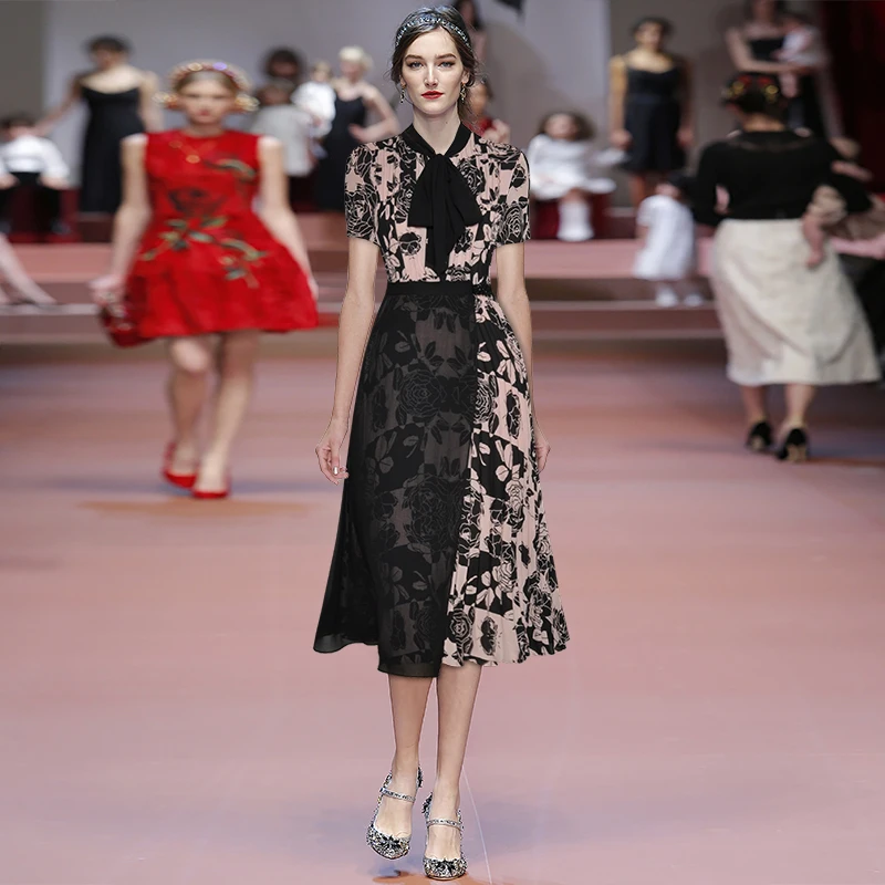 Элегантное платье с бантиком и короткими рукавами украшенное плиссированным