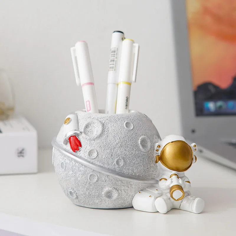 

Современная фигурка рейз, держатель для ручек, креативные милые украшения в виде астронавта, Офисная полка для хранения, настольный органай...