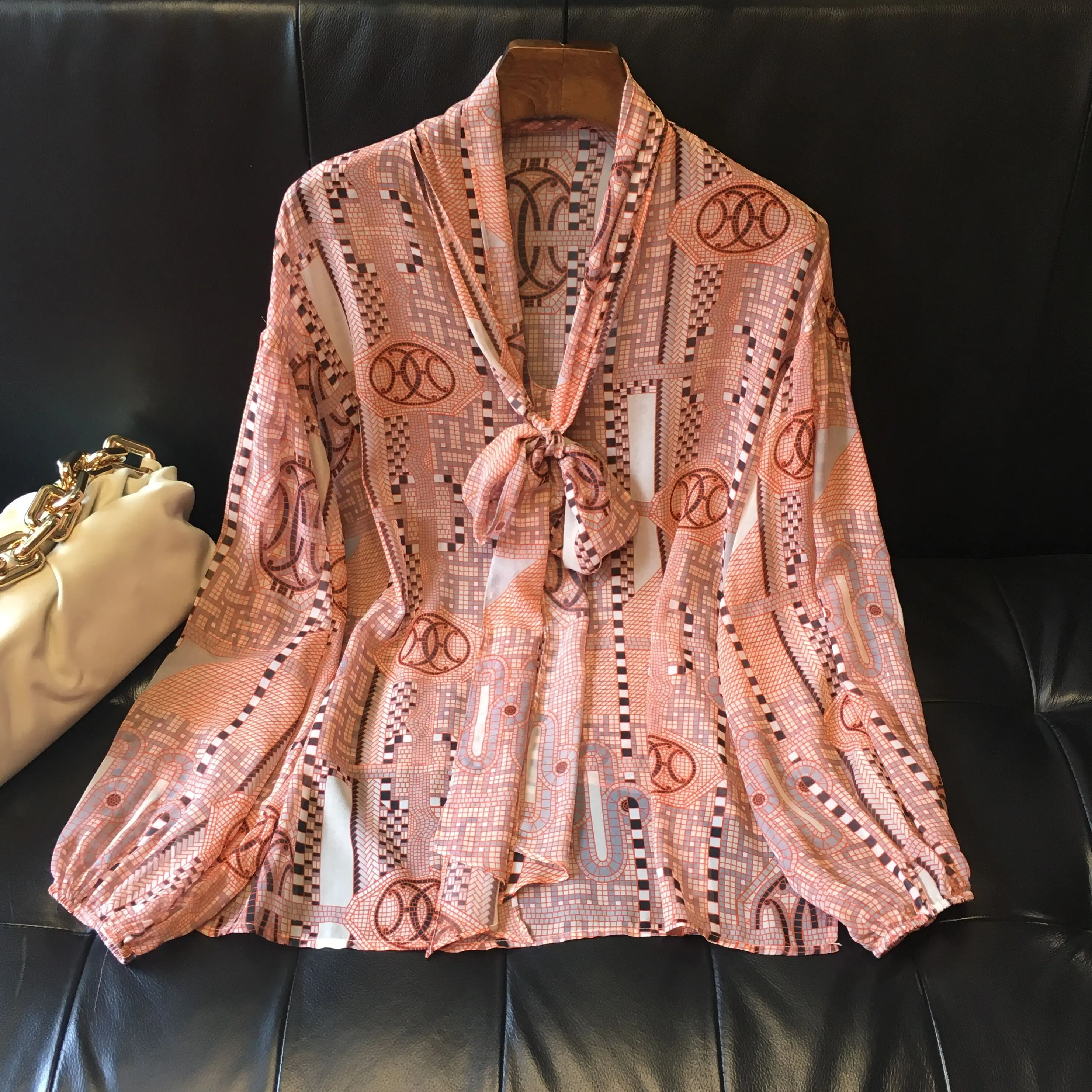 

Телесного цвета новая шелковая рубашка тональный BH6017 мозаика шелковая лента с принтом рубашка тонкие как в виде цикады