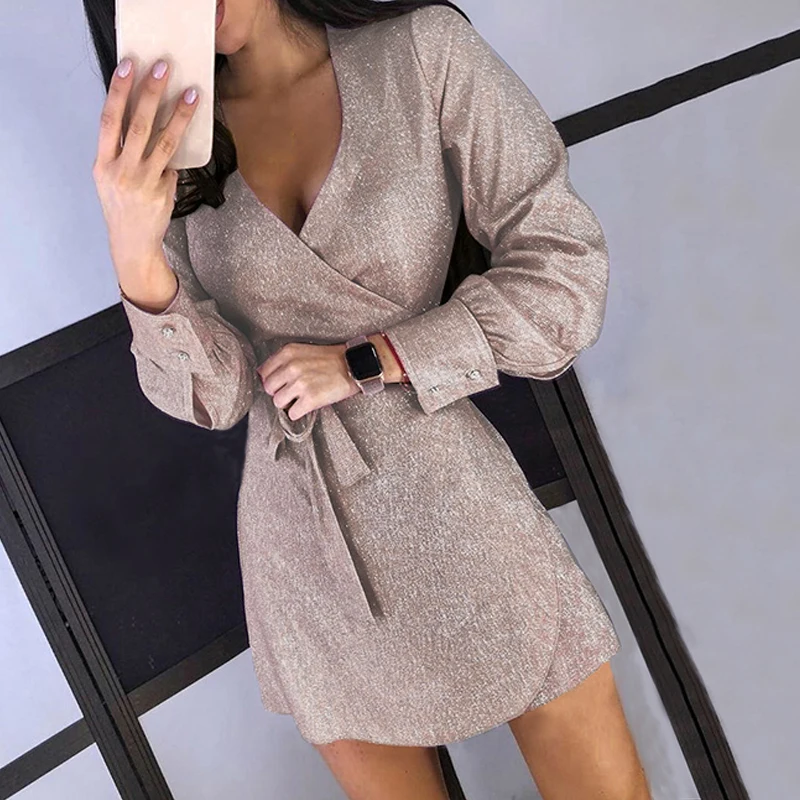 С металлическим декорированием на блестящее платье с v образной горловиной и