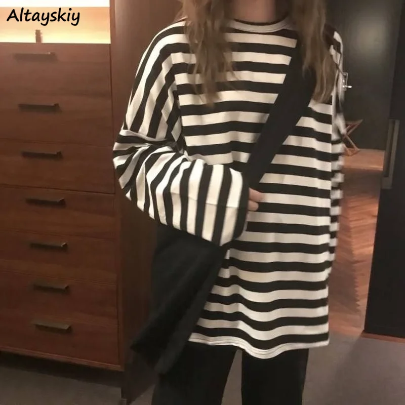 

Женская футболка в полоску, с длинным рукавом