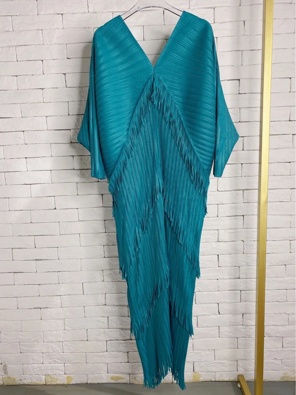 

Женское платье миаке, плиссированное модное однотонное свободное платье с V-образным вырезом и рукавами «летучая мышь», платье до щиколотки с бахромой