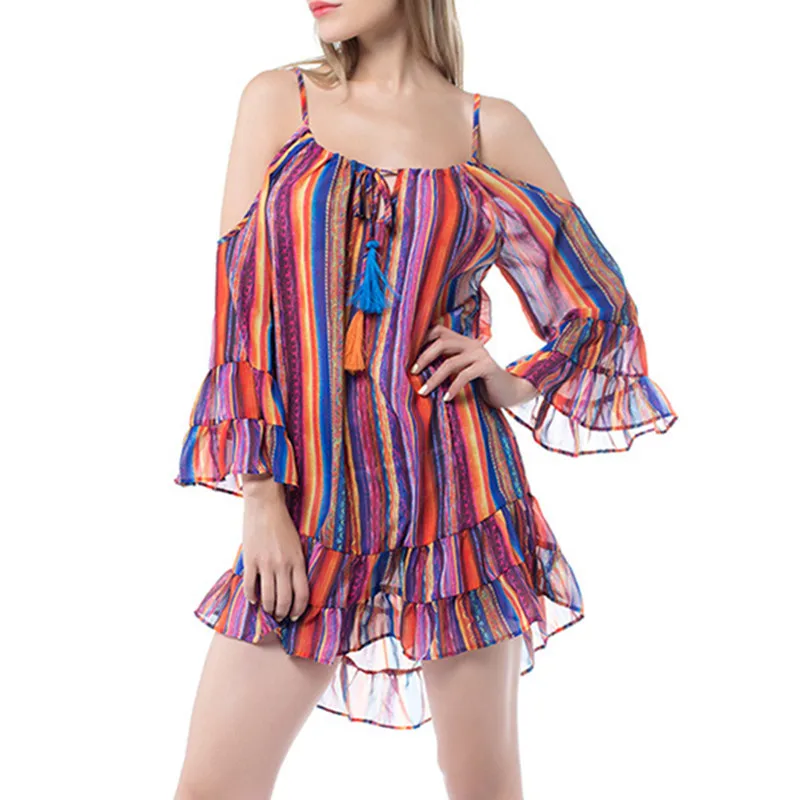 Фото 2022 г. шифоновое мини-платье радужной расцветки с открытыми плечами и