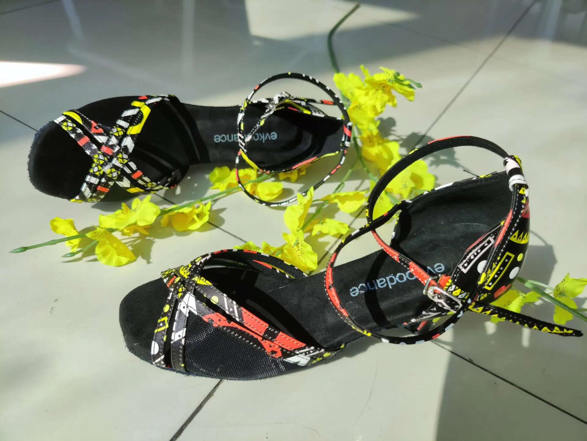 Женские атласные туфли для латиноамериканских танцев удобные с желтым узором и