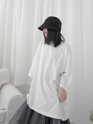 Женская короткая футболка с круглым вырезом черная длинная большого размера