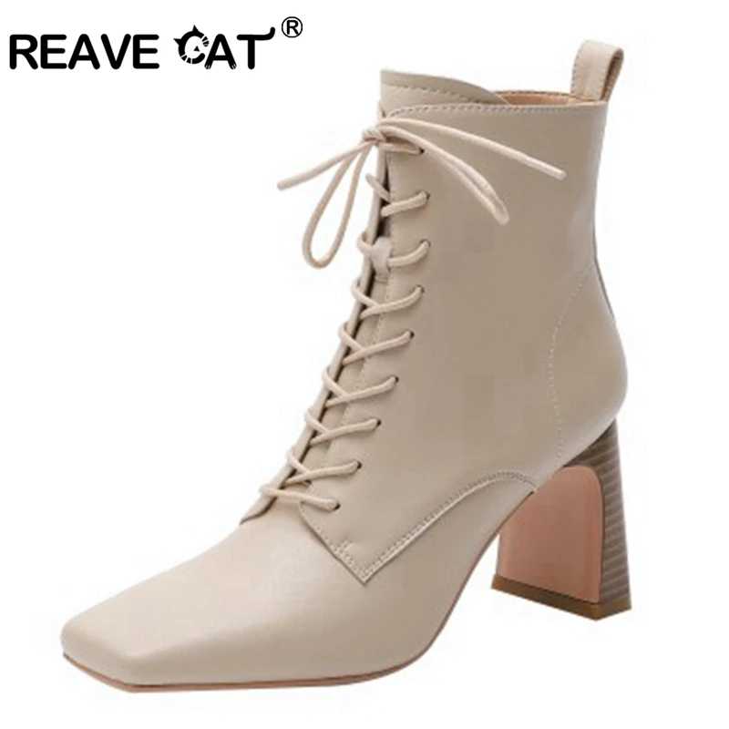 

Женские ботильоны из натуральной кожи REAVE CAT, Осенние однотонные ботильоны с квадратным носком и перекрестной шнуровкой на молнии в странно...