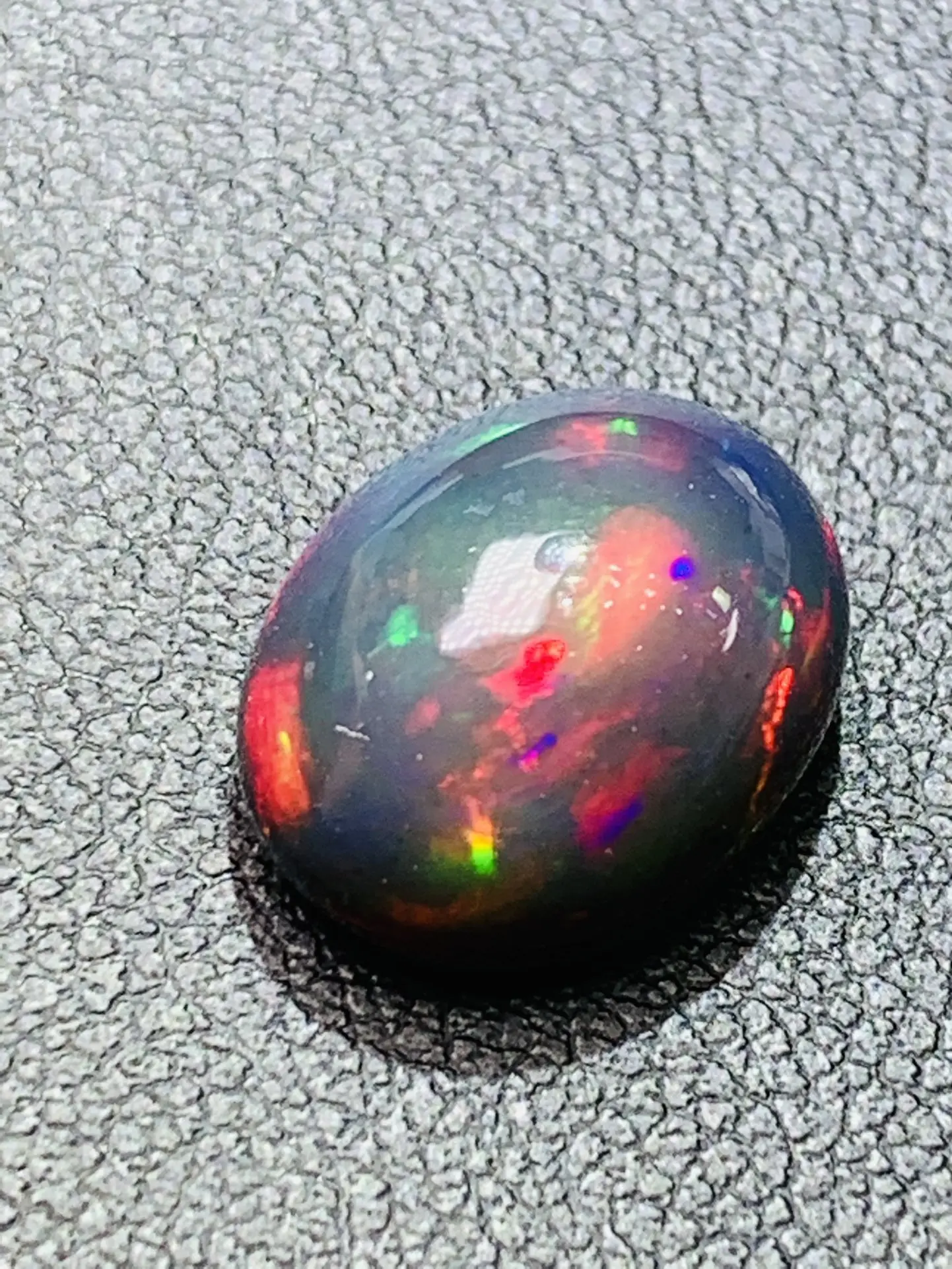 Pure natural opal 4 carats Can be inlaid with rings or pendants Colorful colors Round shape piedras preciosas joyeria jewelry