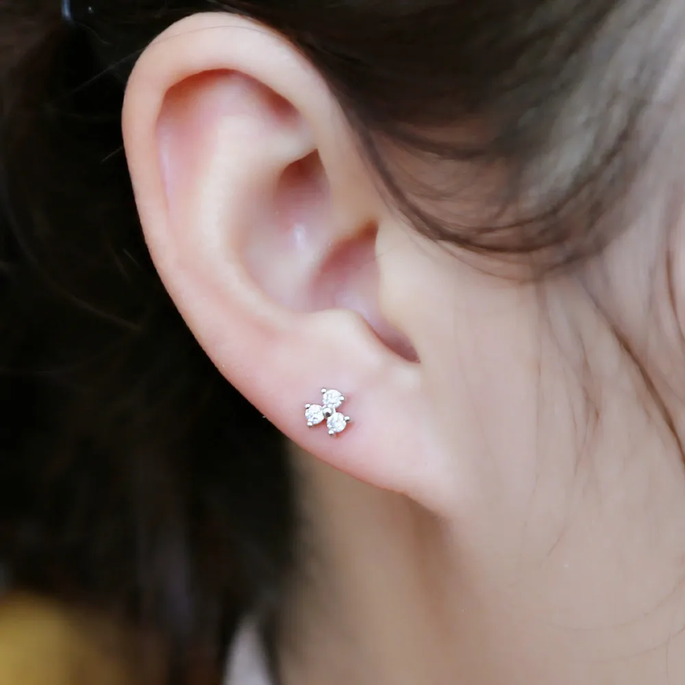 Женские серьги гвоздики с фианитом простые классические тремя белыми камнями и