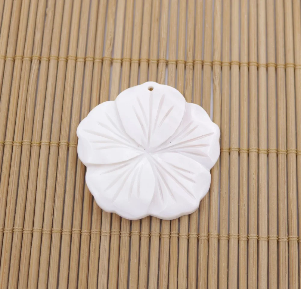 

33mm White Shell Flower Carved Natural Sea Water Mother of Pearl