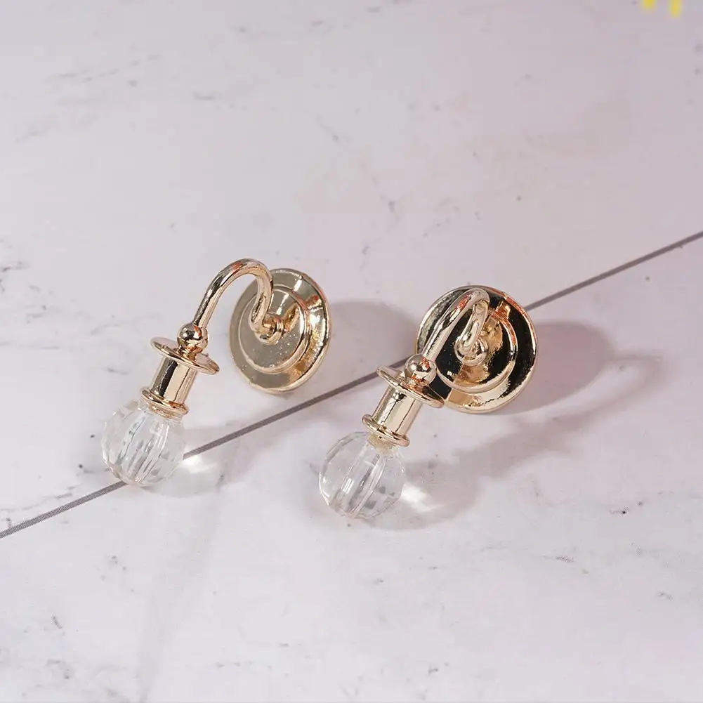 

Лампа для кукольного домика 2 шт./компл. 1:12, миниатюрный настенный светильник из сплава, модель лампы K3W2, изысканные аксессуары, украшение дл...